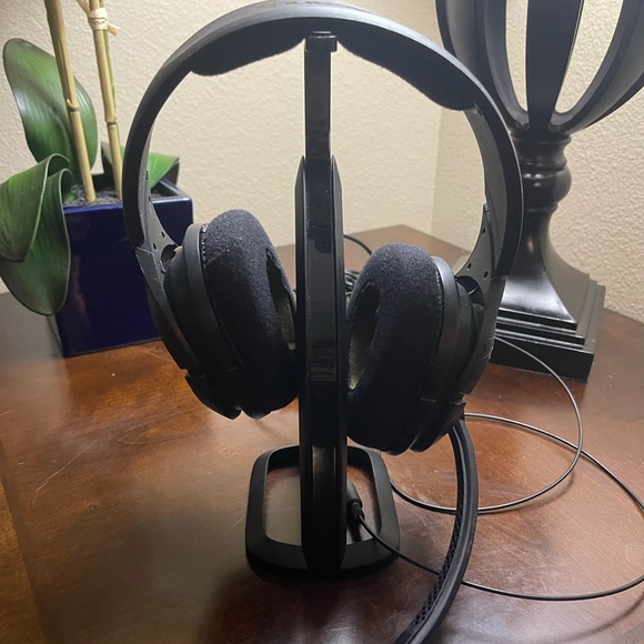 SkullCandy  PS3 PS4 Bluetooth Gaming Headset with Microphone & Charging Station - Picture 7 of 9